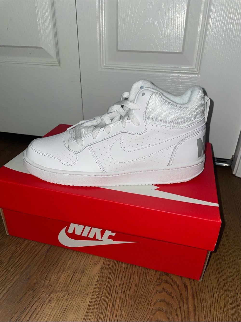 NIB Nike Court Borough Mid GS Unisex Kids White Mid Leather Sneakers 6Y